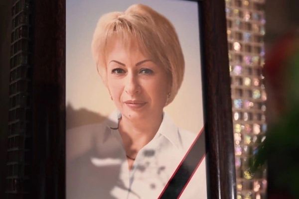 «Упала горлом на бутылку»