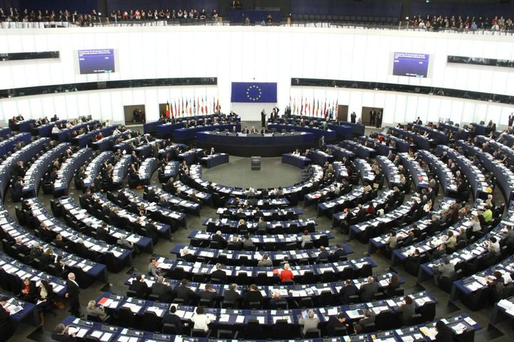 Европарламент, зал, в котором проходят собрания по принятиям решений и резолюций