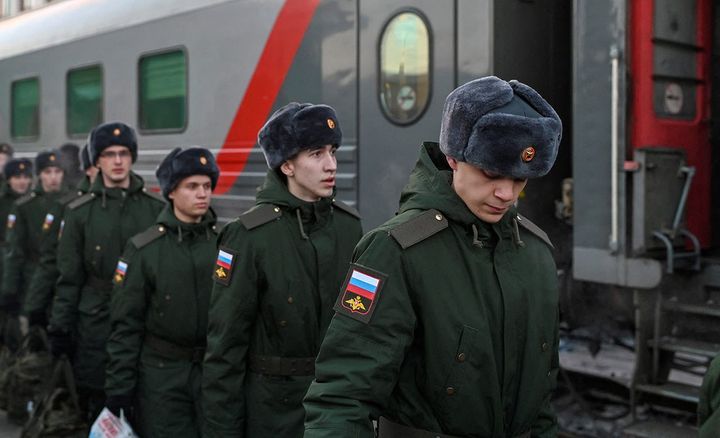 Госдума запретила выезд из страны россиянам, получившим повестки