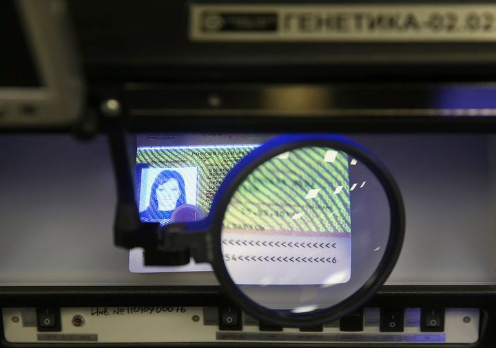 ФСБ проверяет телефоны на границе