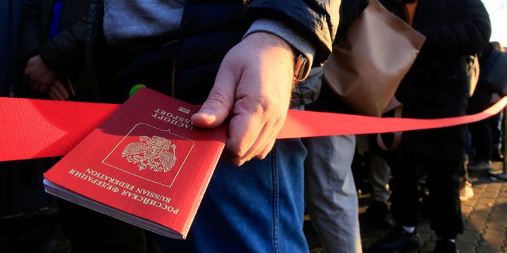 Россиянам перестанут выдавать паспорта за границей?