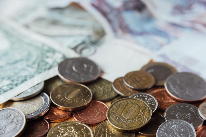 Россиянам захотели запретить вывоз наличных рублей за границу