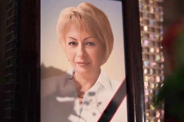 «Упала горлом на бутылку»