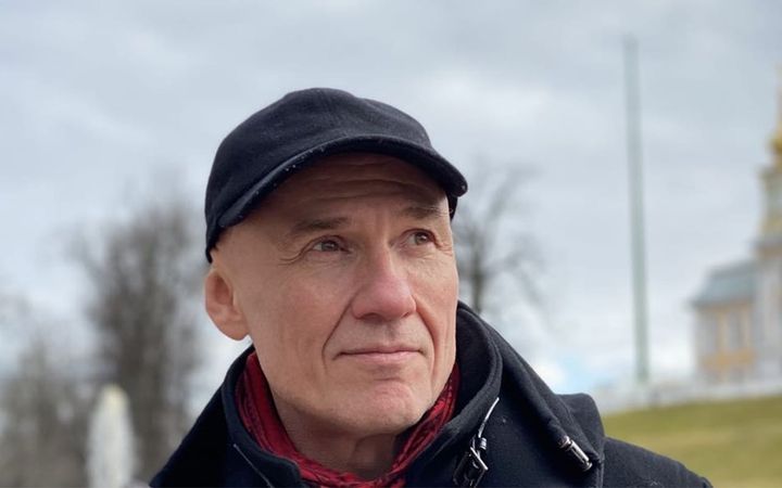 Шлепал студенток по попе и звал ночевать