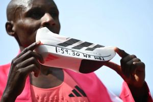 Марафон быстрее двух часов взят, но рекорд приписывают кроссовкам Adidas