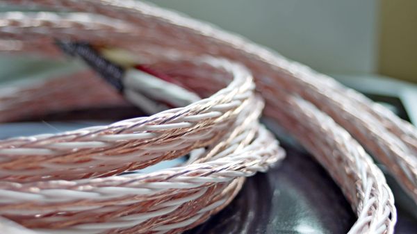 Ютубер почти не нашёл разницы в работе аудиокабелей за $7 и $4250