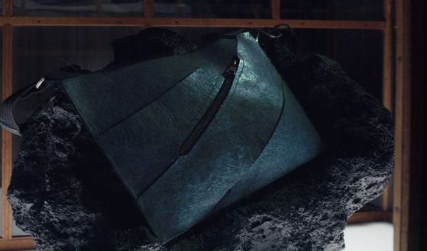 Учёные сделали сумку из «кожи тираннозавра»