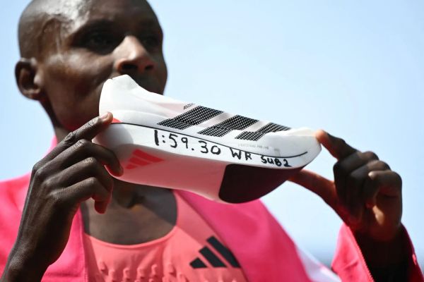 Марафон быстрее двух часов взят, но рекорд приписывают кроссовкам Adidas
