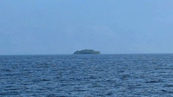 В Канаде посреди огромного водохранилища появился плавучий остров — а потом исчез