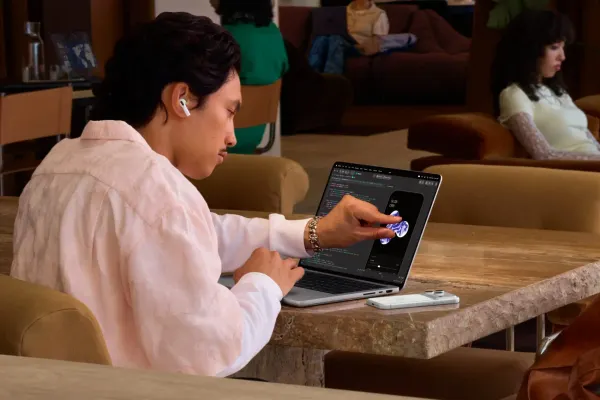 Apple показала сенсорный MacBook Pro