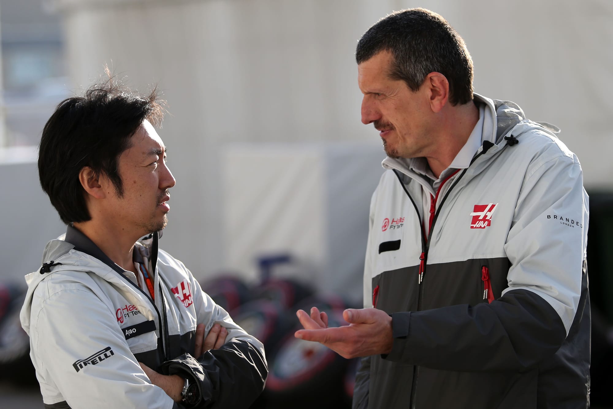 Ayao Komatsu and Guenther Steiner, Haas, F1