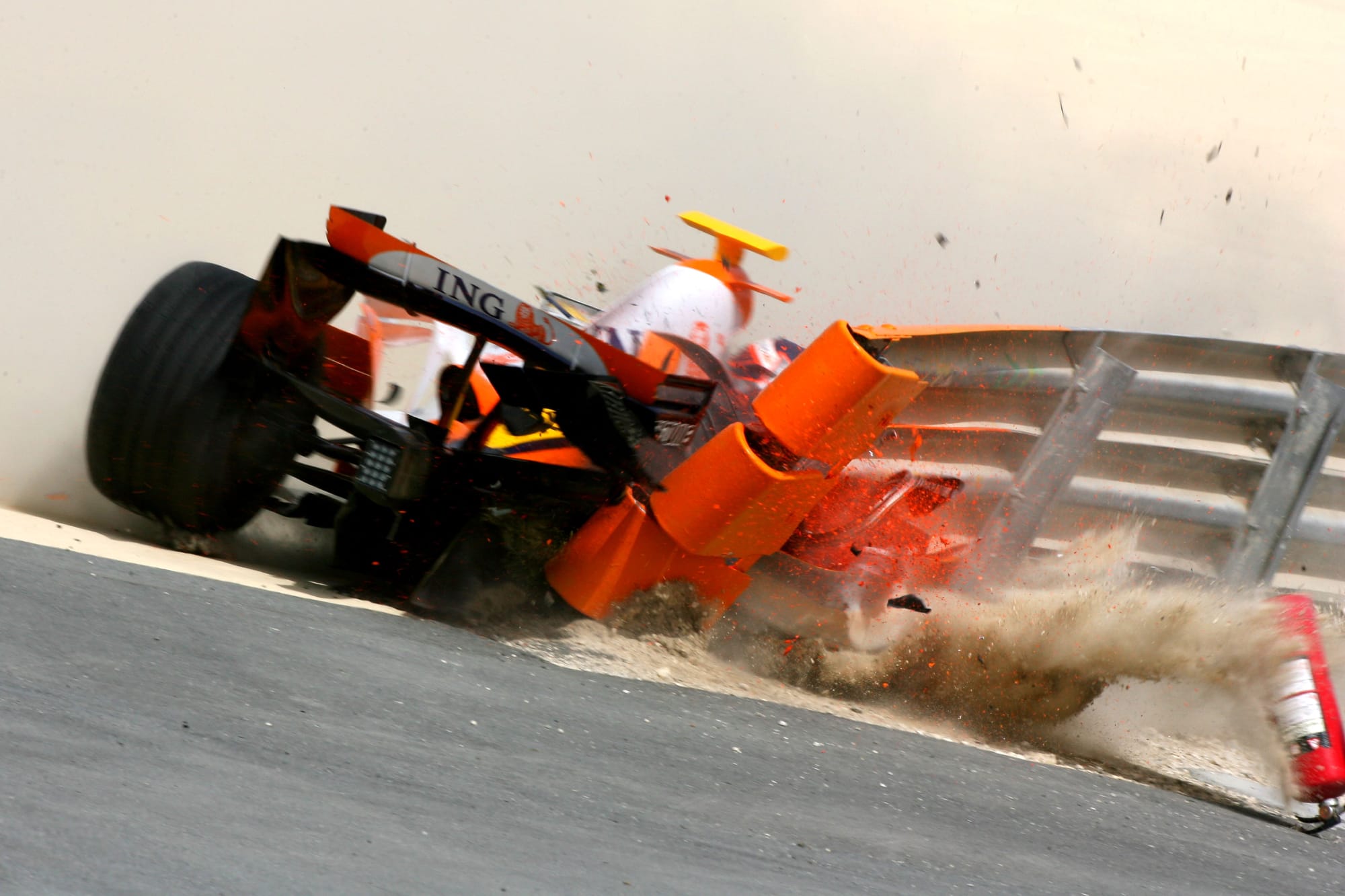 Heikki Kovalainen Renault Bahrain F1 testing crash 2007