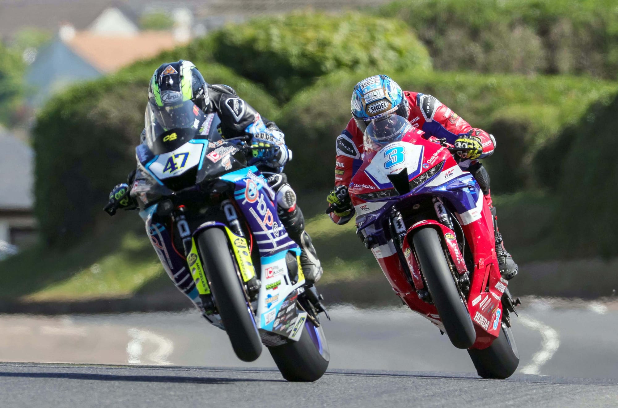 Dean Harrison (right) races Richard Cooper at the 2025 NW200