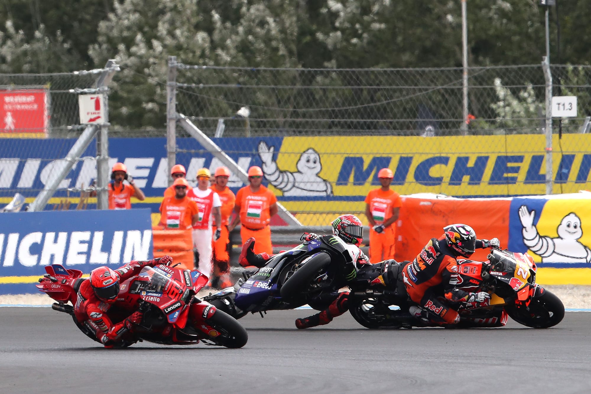 Marc Marquez avoids the contact between Quartararo and Bastianini