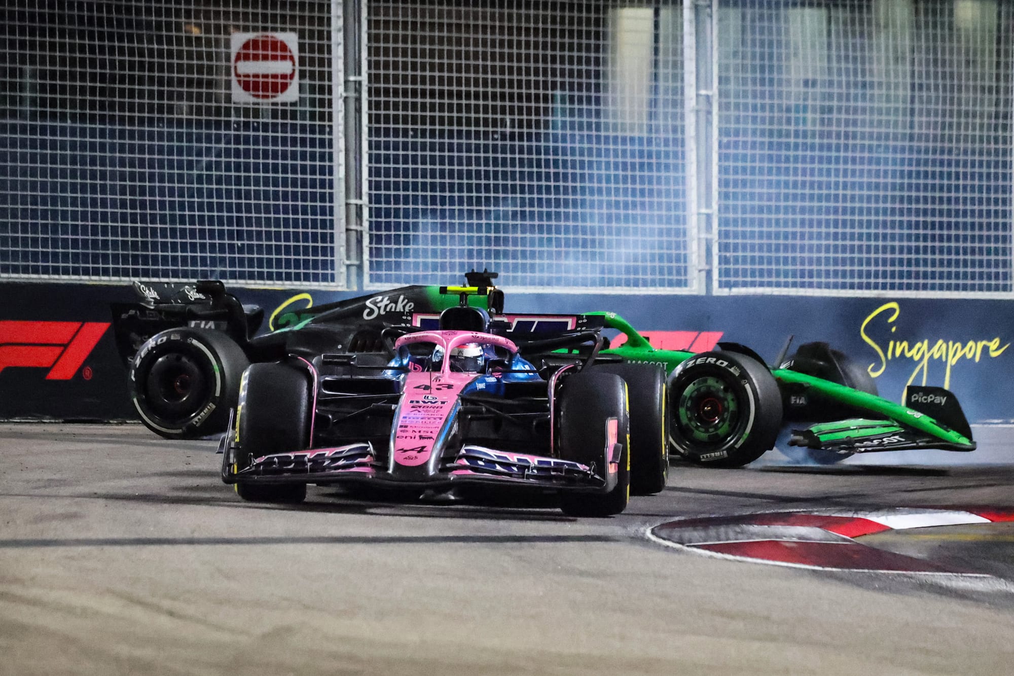 Nico Hulkenberg spins behind Franco Colapinto, Singapore Grand Prix 2025
