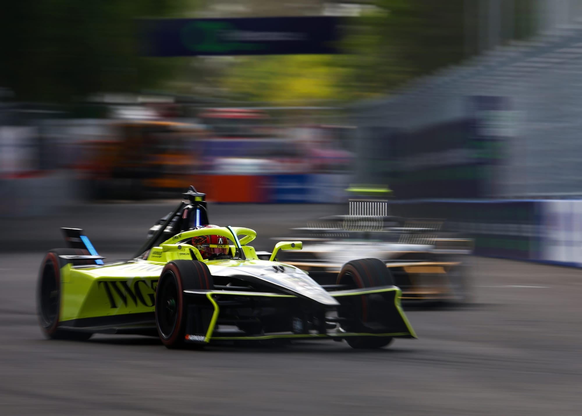 Andretti takes first 1-2 as title rivals have disasters