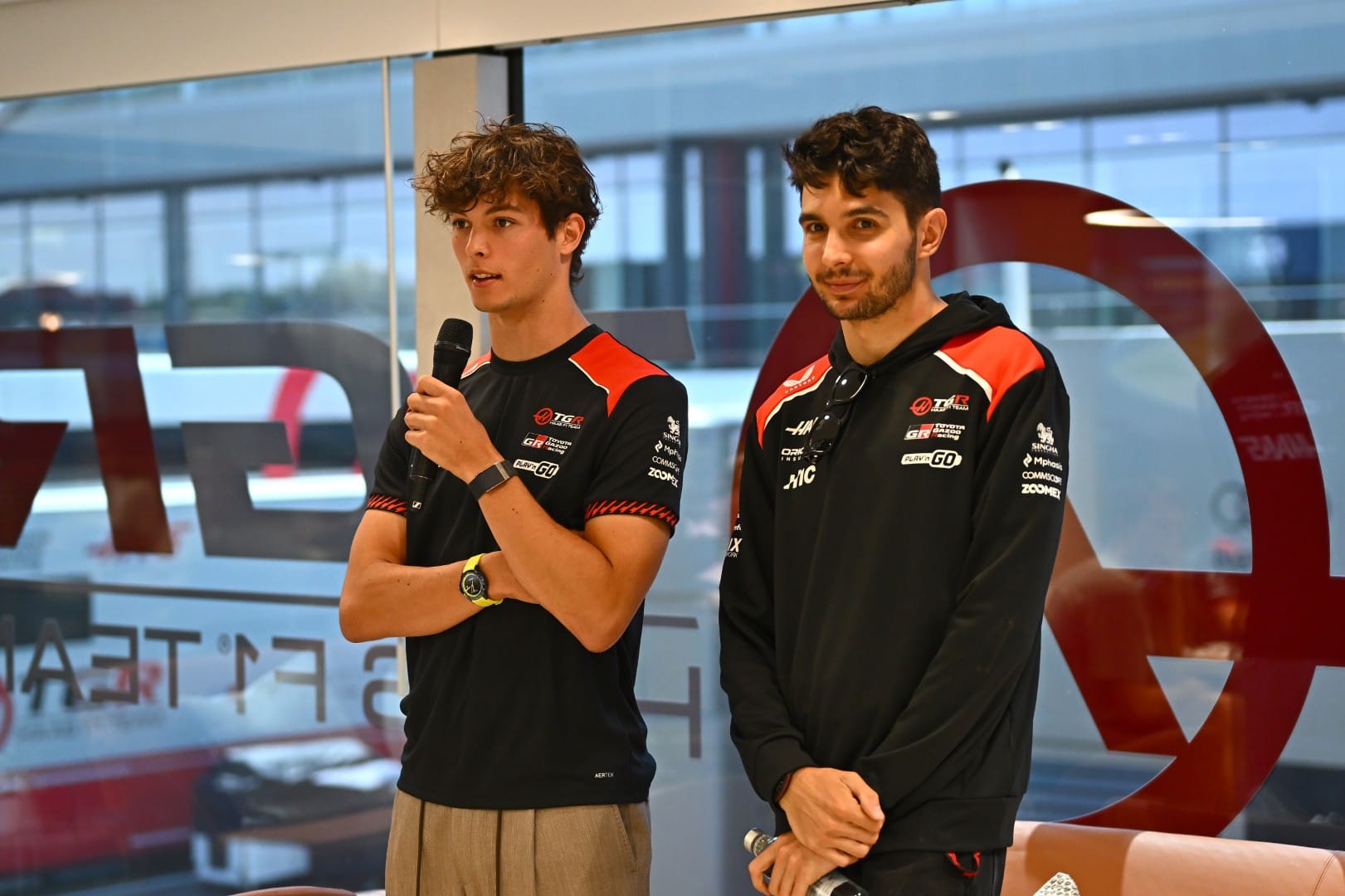 Ollie Bearman and Esteban Ocon, Haas, F1