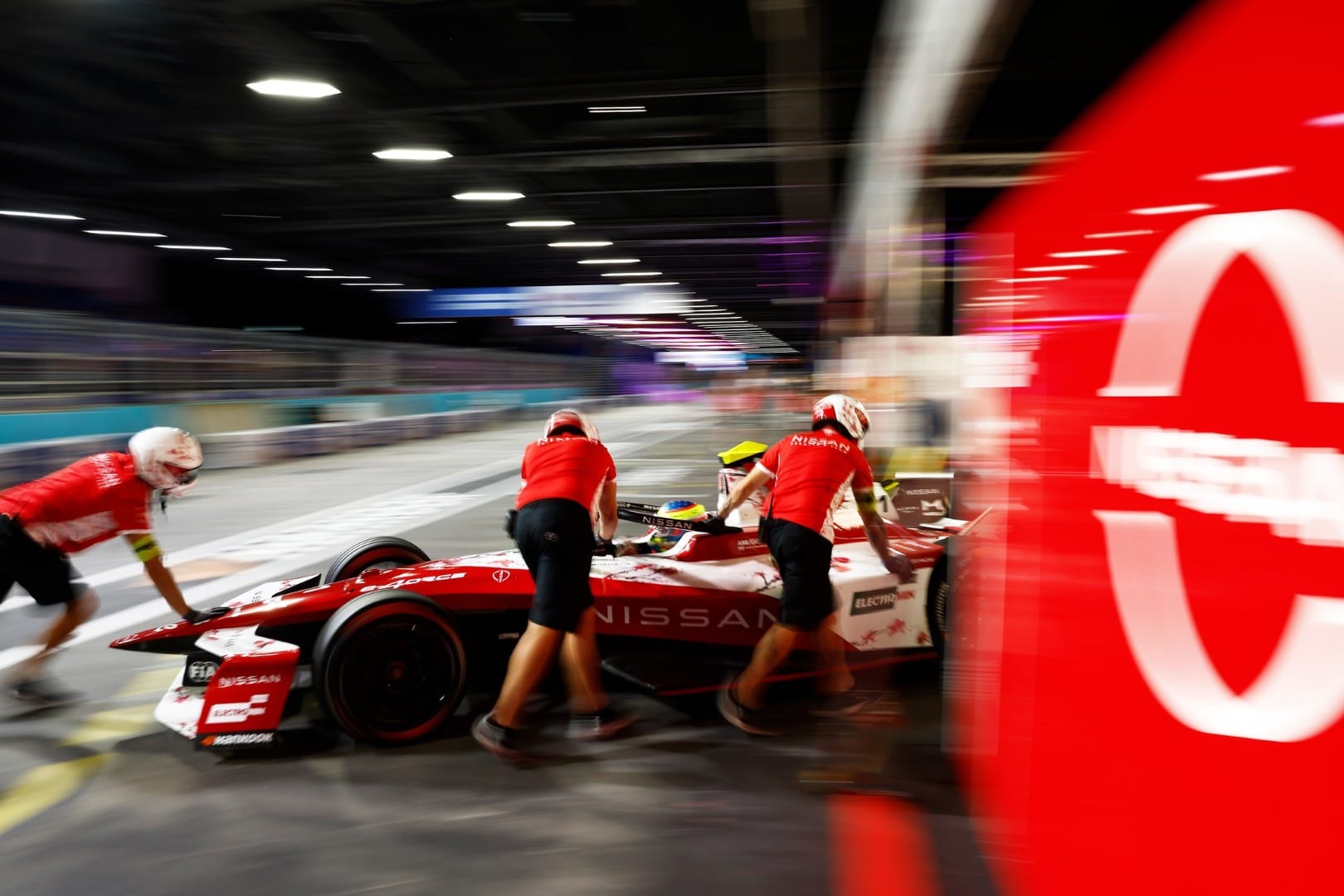 Rowland tempted by rival Formula E offers but sticks with Nissan