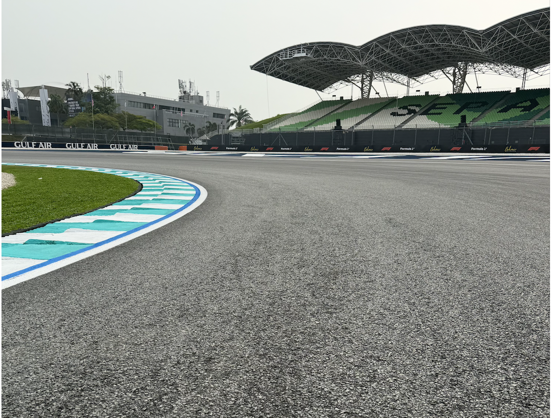 F1 em Sepang: asfalto áspero gera alerta sobre desgaste de pneus