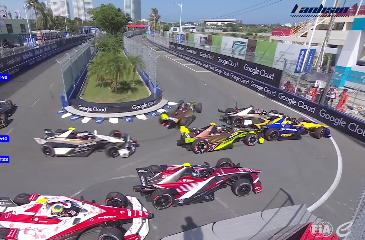 Weird red flag and penalties leave Formula E paddock baffled