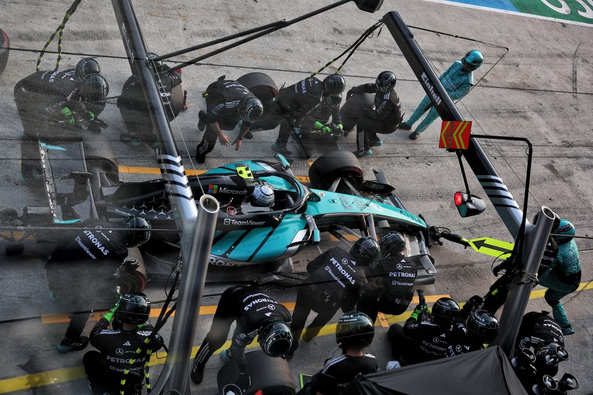 Mercedes lucha contra la paradoja de las mejoras del W17 antes de Singapur