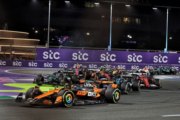 Oscar Piastri heading a pack of F1 cars through the first turns of the Saudi Arabian GP in Jeddah 