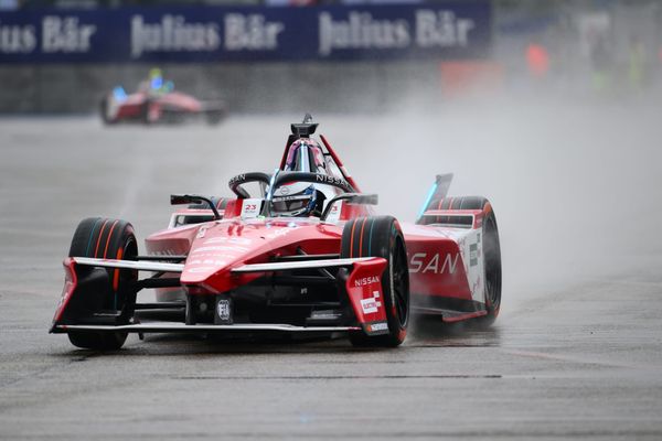 Rowland's Berlin DNF prolongs Formula E title fight
