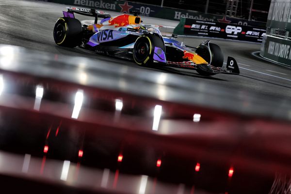 Second F1 practice in Vegas twice stopped by drain cover concern