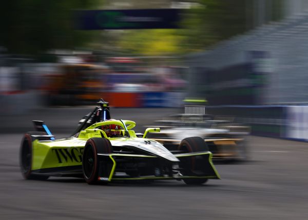 Andretti takes first 1-2 as title rivals have disasters