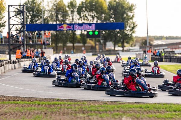 Verstappen beats 100 karters (from the back) in Red Bull event