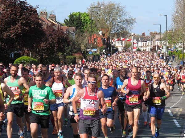 Crowds of runners at the London Marathon