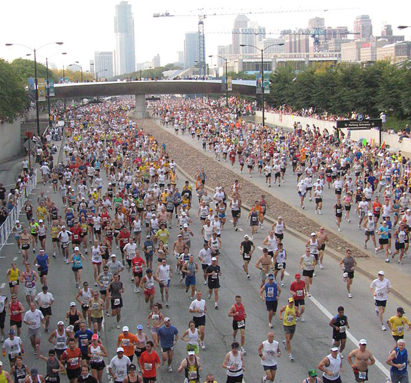 Hundreds of runners across several lanes of road at the start of the 2007 Chicago Marathon