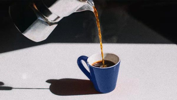 Tomar café a la mañana podría reducir el riesgo de muerte por enfermedades cardíacas, según un estudio.