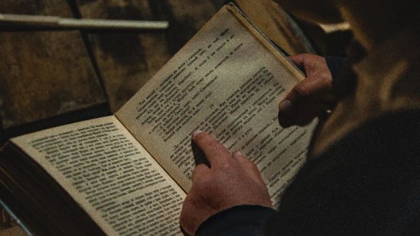 Los 5 libros que están leyendo los CEOs más influyentes del mundo para liderar el futuro