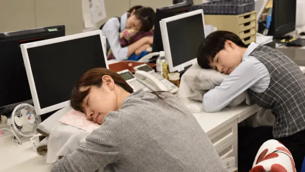 En Japón, dormir en el trabajo puede ser una señal de esfuerzo y dedicación, no de pereza