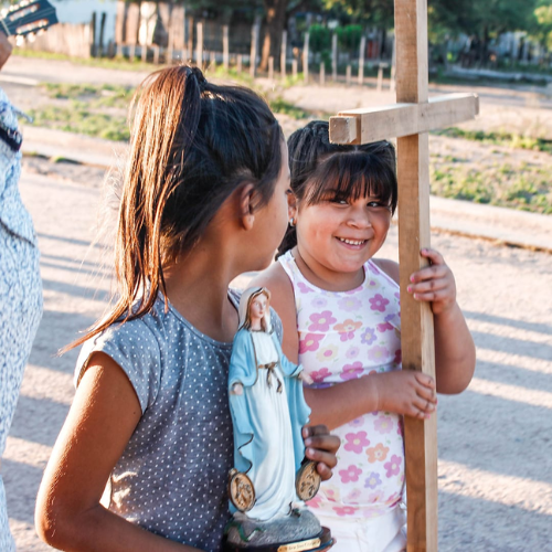 Descobrindo a devoção a Maria: 3 maneiras de ensinar as crianças a amarem a Virgem