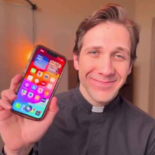 Padre pergunta à "Siri" quem fundou a Igreja Católica e compartilha a incrível resposta