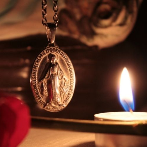 As medalhas nos protegem contra o mal? Padre Fortea explica a forma correta de usá-las