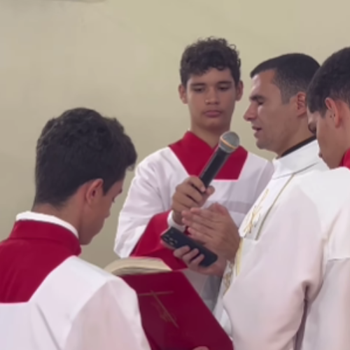 Padre cego dá belo testemunho de amor à liturgia