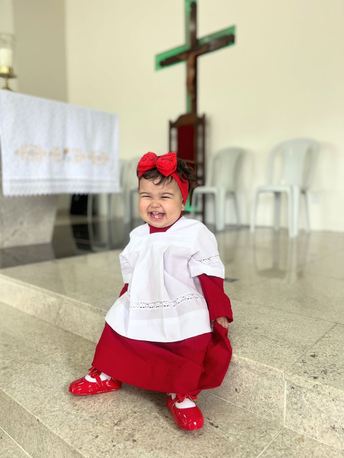 Bebê de 1 ano emociona fiéis ao vestir roupinha de coroinha: “Sempre sonhei em vê-la no altar”