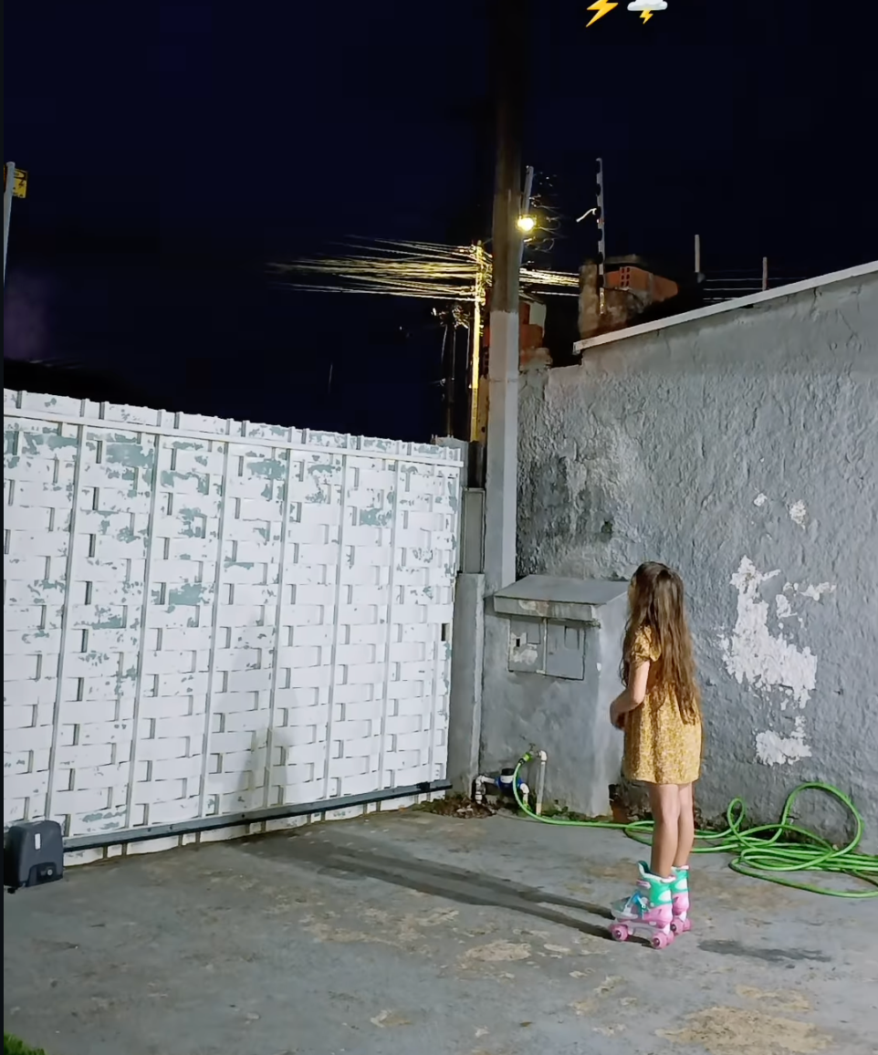 Menina emociona a internet ao desejar “feliz aniversário” a Deus — e relâmpago ilumina o céu