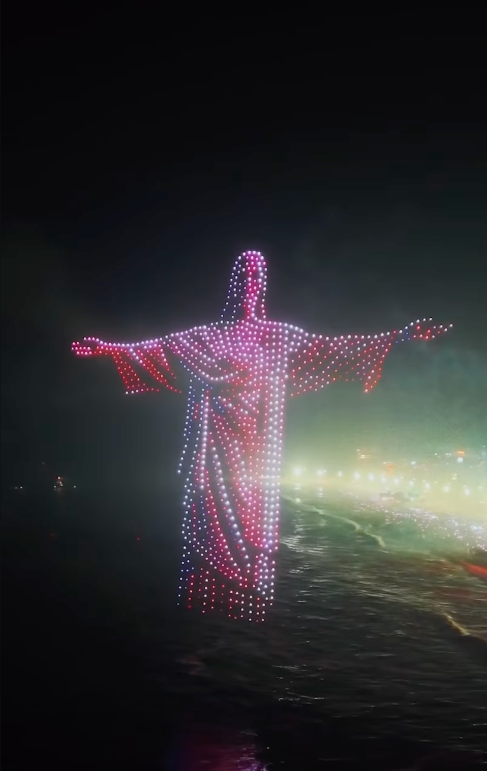 Cristo Redentor ‘emerge’ sobre Copacabana com drones em show de Alok no réveillon