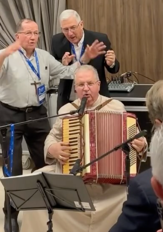 “Festa na Assembleia dos Bispos”: Dom Fernando Rifan toca sanfona e momento viraliza