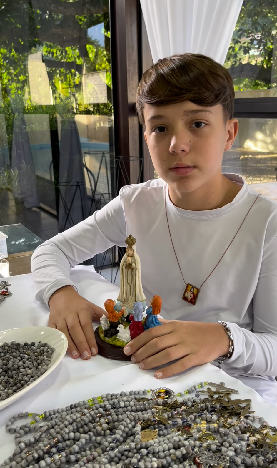 Conheça Samuel: o menino de 12 anos que faz terços para crianças internadas em hospitais