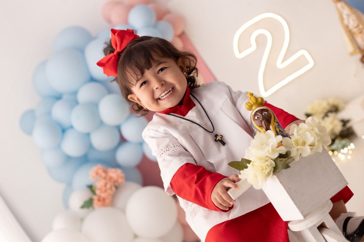 Aos 2 anos, menina que viralizou vestida de coroinha inspira crianças a servir no altar e famílias a voltarem para a Igreja