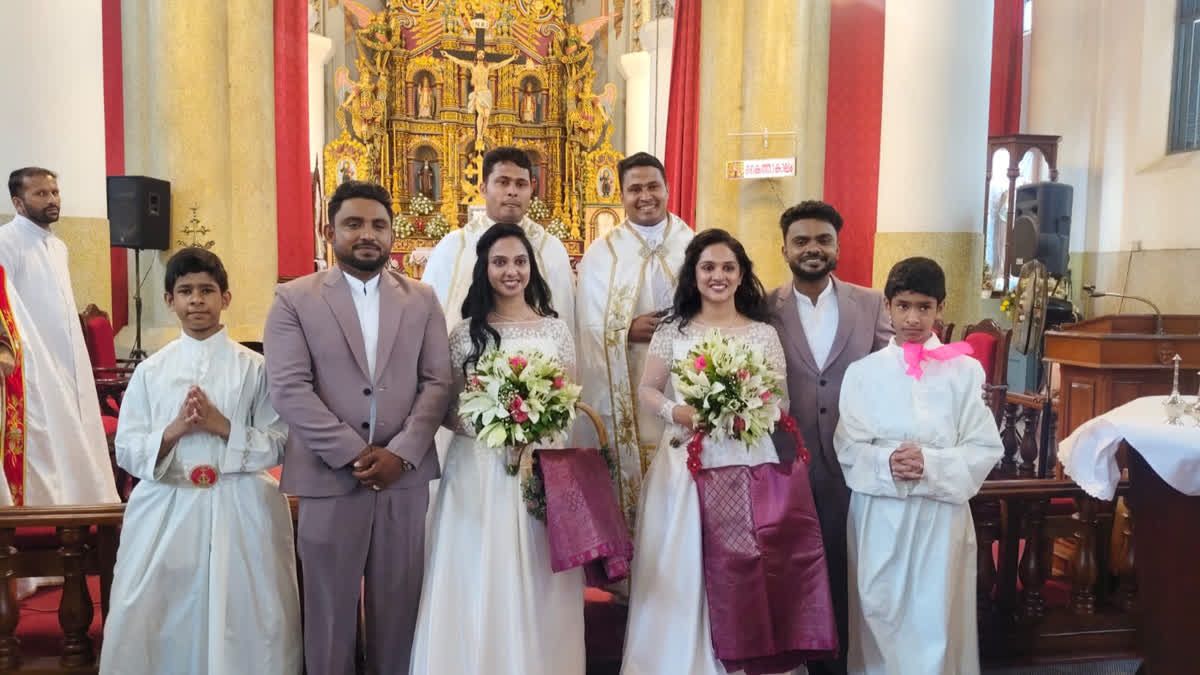 Dois irmãos gêmeos se casam com duas irmãs gêmeas e celebram casamento com padres e coroinhas gêmeos