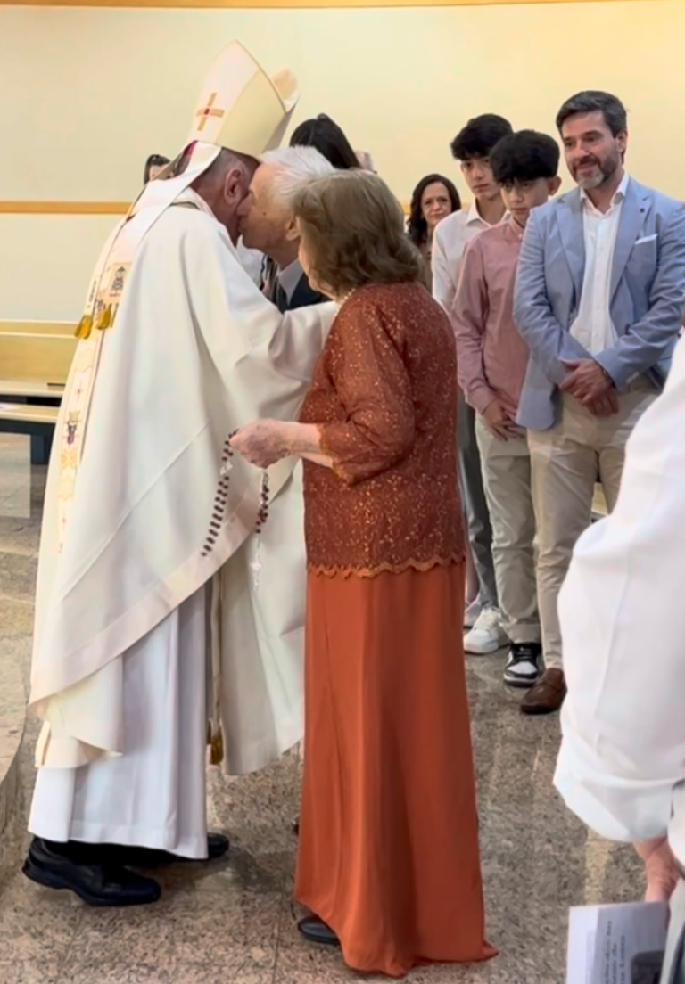 Casal de 99 e 98 anos celebra 80 anos de matrimônio e emociona fiéis com testemunho de fidelidade