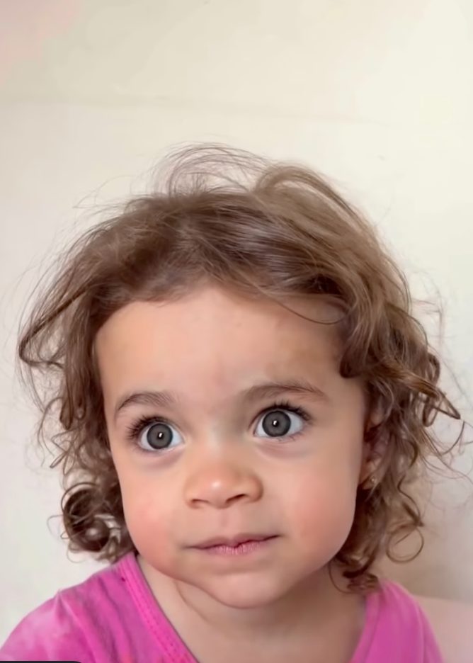 Aos 2 anos, Teresa surpreende ao explicar o que é a Santa Missa: “Sacrifício perfeito de Jesus”