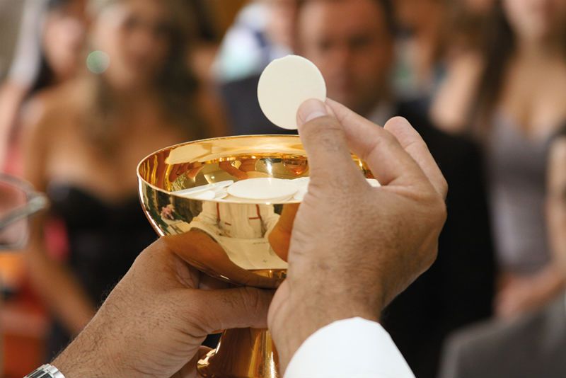 Não se deve comungar em pecado mortal, assim ensina a Igreja