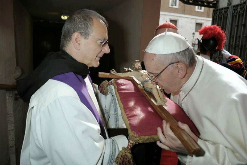 O significado do beijo na Cruz durante a celebração da Paixão de Nosso Senhor